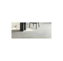 Vloertegels in een licht, minimalistisch interieur met tafel en stoel.
