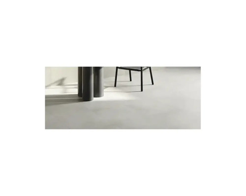 Vloertegels in een licht, minimalistisch interieur met tafel en stoel.