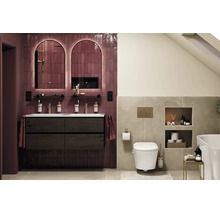 Moderne badkamer met houten dubbel wastafelmeubel, twee verlichte boogspiegels, wandcloset en tegels met steenlook.