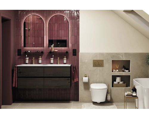 Moderne badkamer met houten dubbel wastafelmeubel, twee verlichte boogspiegels, wandcloset en tegels met steenlook.