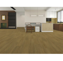 Moderne woonkeuken met lichte parketvloer in houtlook en open indeling met geïntegreerd keukenblok en eethoek.