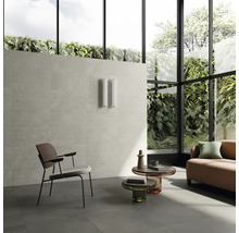 Moderne woonkamer met grootformaat wand- en vloertegels, grote ramen met uitzicht op groen en een minimalistische inrichting.