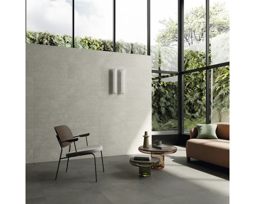 Moderne woonkamer met grootformaat wand- en vloertegels, grote ramen met uitzicht op groen en een minimalistische inrichting.