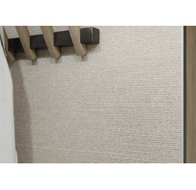 Gestructureerd behang met een fijn visgraatpatroon in beige, detailweergave op een wand achter een kapstok.