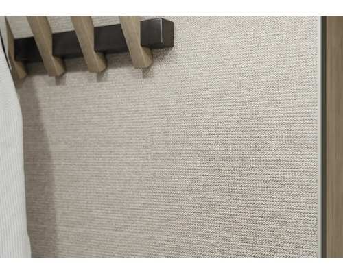 Gestructureerd behang met een fijn visgraatpatroon in beige, detailweergave op een wand achter een kapstok.