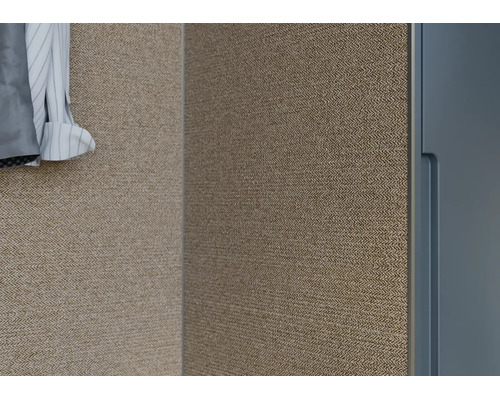 Wandpaneel met visgraatmotief in textiel-look in een georganiseerde kastruimte.