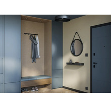 Moderne entree met inbouwkasten, houten nis met kaphaken, zitbank, ronde wandspiegel en wandplank.