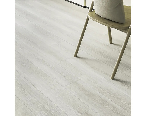 Lichte laminaatvloer met houtnerfstructuur en een houten stoel in een woonruimte.