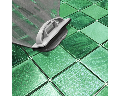 Een voegrubber wordt gebruikt om voegmortel in de voegen tussen glastegels op een vloer te verdelen.