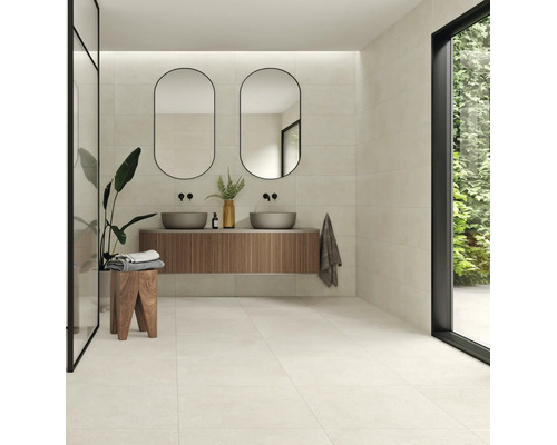 Moderne badkamer met lichte tegels, zwevend houten wastafelmeubel, twee opzetwastafels en ovale spiegels.