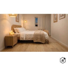 Een gezellige slaapkamer met een rotan bed, een nachtkastje met kaarsen en een lichte houten vloer in een heldere, uitnodigende sfeer. (Image AI modified or generated)