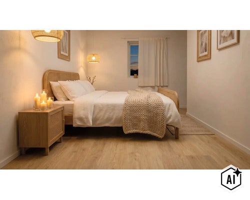 Een gezellige slaapkamer met een rotan bed, een nachtkastje met kaarsen en een lichte houten vloer in een heldere, uitnodigende sfeer. (Image AI modified or generated)