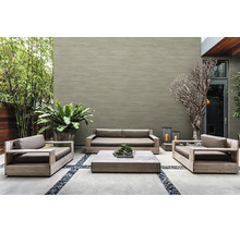 Moderne houten loungeset op een terras voor een bakstenen muur met plantenbak en loungetafel