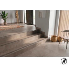 Hal met betegelde traptreden voorzien van antislip profielen in een moderne woonomgeving met decoratie. (Image AI modified or generated)