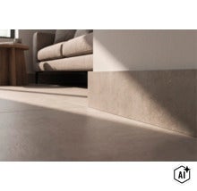 Woonruimte met tegels en bijpassende plint in steenlook tegen de muur, modern interieur met bank op de achtergrond (Image AI modified or generated)