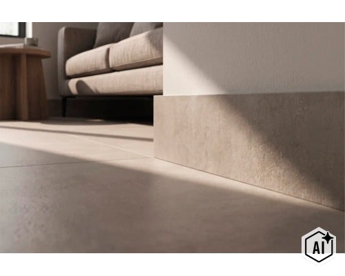 Woonruimte met tegels en bijpassende plint in steenlook tegen de muur, modern interieur met bank op de achtergrond (Image AI modified or generated)