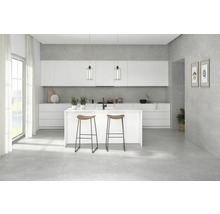 Lichte keuken met kookeiland, stoelen en tegels