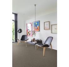 Woonkamer met vloerbedekking, fauteuils en decoratie