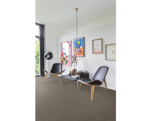 Woonkamer met vloerbedekking, twee stoelen en salontafel