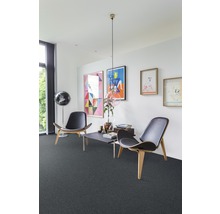 Woonkamer met tapijt, twee stoelen en tafel