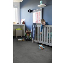 Kinderkamer met kinderbed, planken en speelgoed op een grijze vloer