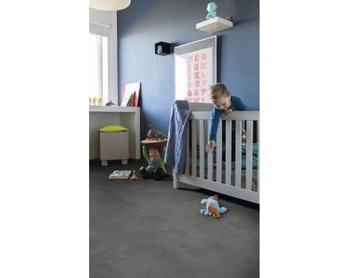 Kinderkamer met kinderbed, planken en speelgoed op een grijze vloer