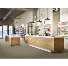 Interieur van een lichte apotheek met toonbank, schappen en producten