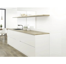 Moderne keuken met witte kasten, houten aanrechtblad en plank