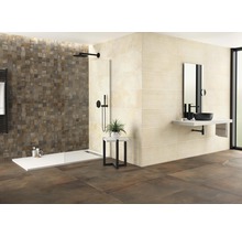 Badkamer met douche, wastafel en vloertegels
