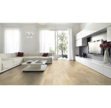 Lichte woonkamer met bank, televisie en een lichte houten vloer