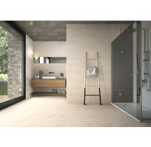 Lichte badkamer met zandkleurige tegels, douche, wastafel en houten ladder