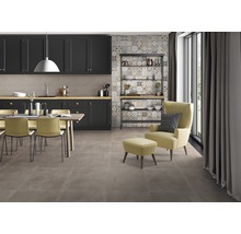 Lichte woonkamer met eettafel, stoelen, keukenkasten, rek en fauteuil