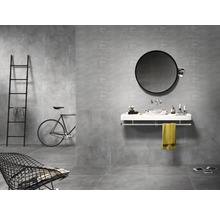 Lichte badkamer met grijze tegels, wastafel, spiegel en decoraties voor een moderne sfeer