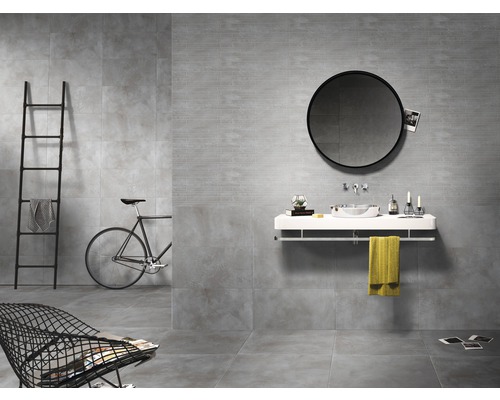 Lichte badkamer met grijze tegels, wastafel, spiegel en decoraties voor een moderne sfeer