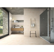 Lichte badkamer met douche, wastafel en handdoekladder voor beige tegels