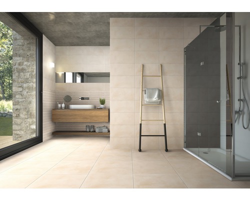 Badkamer met douche, wastafel en handdoekladder voor de betegelde wand