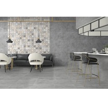 Interieur met tegelvloer, mozaïekwand en barkrukken