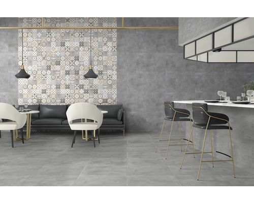 Grijze tegels in een modern ontworpen interieur met zitgedeelte en bar