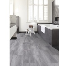 Lichte badkamer met grijze vinyl vloertegels, bad en wit sanitair.