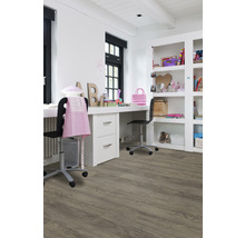 Lichte kamer met bureau, plank en houten vloer.