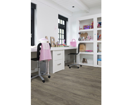Lichte kamer met bureau, plank en houten vloer.
