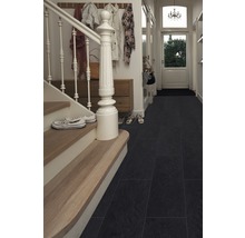 Entree met trap, garderobe en donkere vloerbedekking