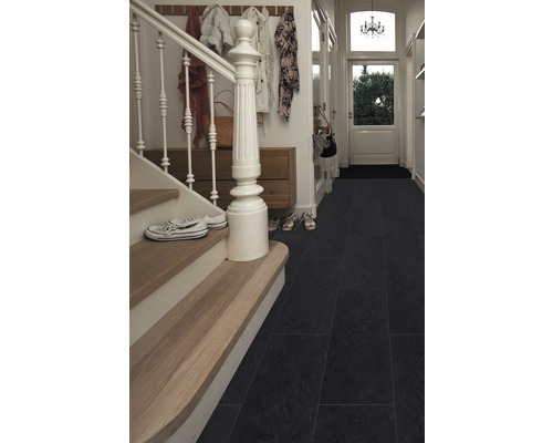 Entree met trap, garderobe en donkere vloerbedekking