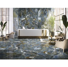 Elegant interieur met vloer- en wandtegels in marmerlook, receptie en zitplaatsen