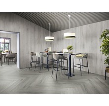 Interieur met vloerbedekking, wandpanelen, tafels en stoelen