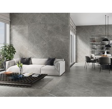 Moderne woonkamer met tegels in marmerlook op de vloer en muren.