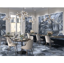 Elegant restaurant met tafels, stoelen en wand- en vloertegels in marmerlook