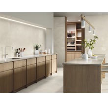Lichte, moderne keuken met houten kasten, gootsteen, kookeiland en tegels