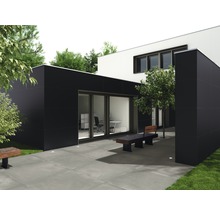 Modern huis met zwarte gevel, terras en zitgelegenheid
