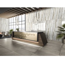 Interieur met tegelvloer, marmeren wand en receptie